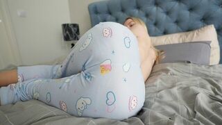 Пасынок застукал свою мачеху за просмотром порно и трахнул ее, а затем кончил в киску порно